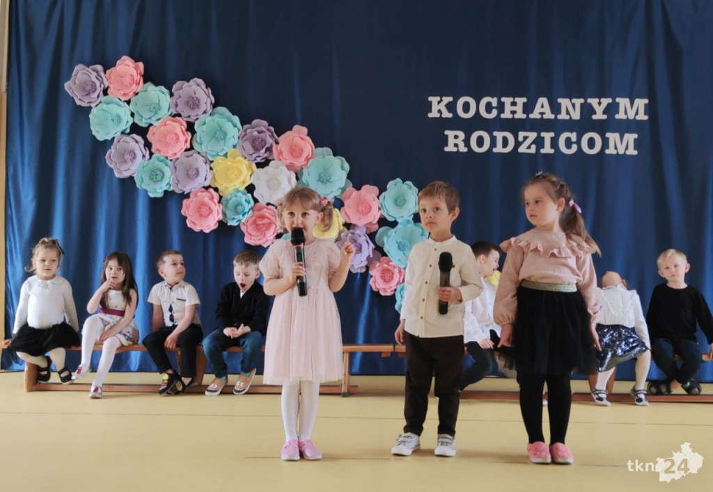 Przedszkolaki wystąpiły dla swoich rodzin w Bajkowej Krainie [wideo, zdjęcia]