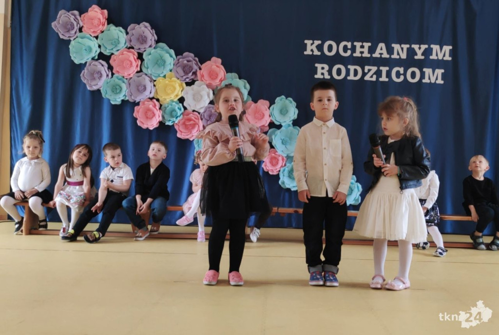 Przedszkolaki wystąpiły dla swoich rodzin w Bajkowej Krainie [wideo, zdjęcia]