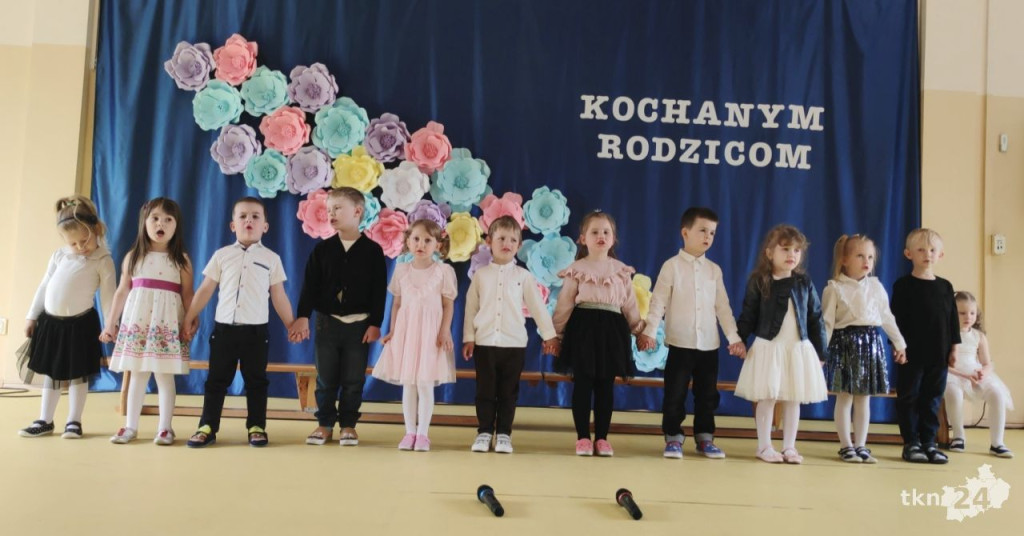 Przedszkolaki wystąpiły dla swoich rodzin w Bajkowej Krainie [wideo, zdjęcia]