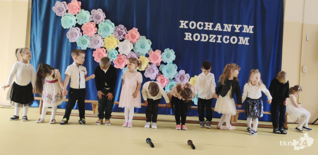 Przedszkolaki wystąpiły dla swoich rodzin w Bajkowej Krainie [wideo, zdjęcia]
