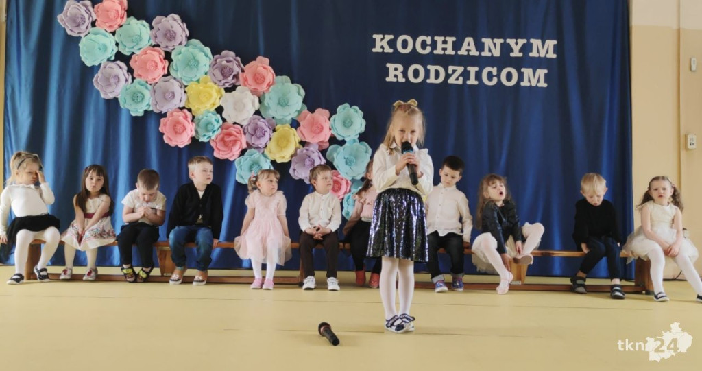 Przedszkolaki wystąpiły dla swoich rodzin w Bajkowej Krainie [wideo, zdjęcia]