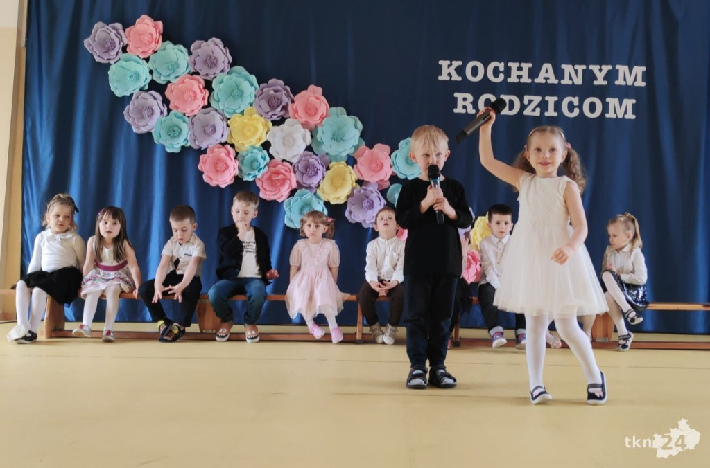 Przedszkolaki wystąpiły dla swoich rodzin w Bajkowej Krainie [wideo, zdjęcia]