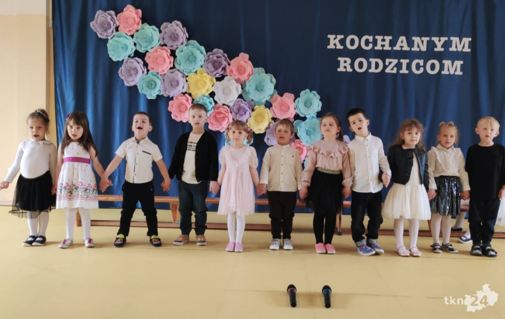 Przedszkolaki wystąpiły dla swoich rodzin w Bajkowej Krainie [wideo, zdjęcia]
