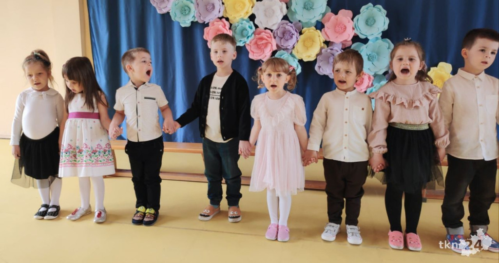 Przedszkolaki wystąpiły dla swoich rodzin w Bajkowej Krainie [wideo, zdjęcia]