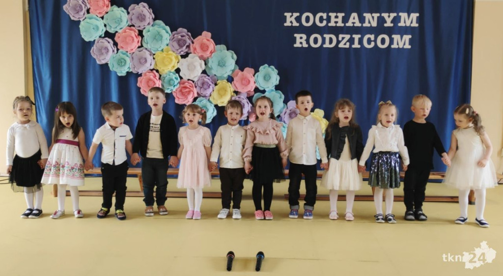 Przedszkolaki wystąpiły dla swoich rodzin w Bajkowej Krainie [wideo, zdjęcia]