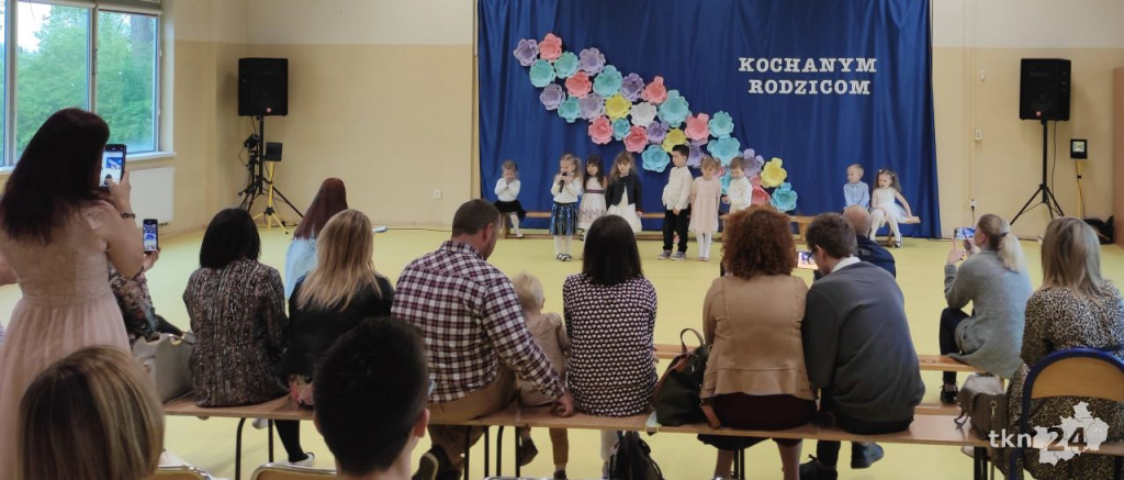 Przedszkolaki wystąpiły dla swoich rodzin w Bajkowej Krainie [wideo, zdjęcia]