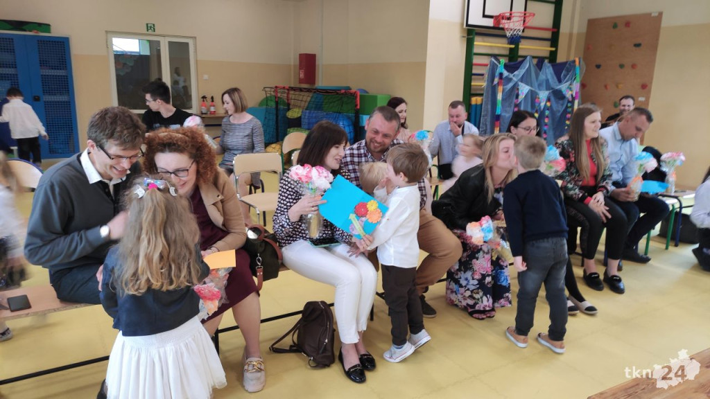 Przedszkolaki wystąpiły dla swoich rodzin w Bajkowej Krainie [wideo, zdjęcia]