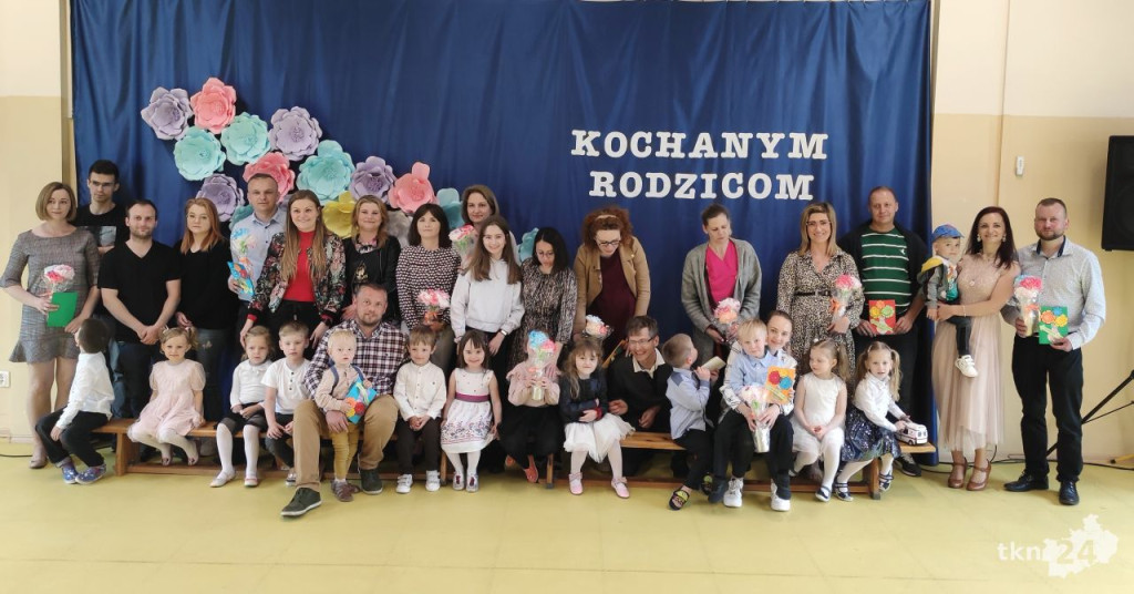 Przedszkolaki wystąpiły dla swoich rodzin w Bajkowej Krainie [wideo, zdjęcia]