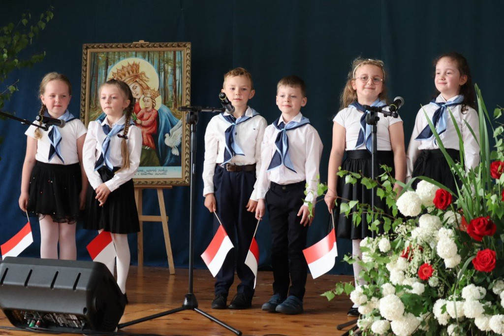 Patriotyczne pieśni i poezja znów wybrzmiały w Gowarczowie. Znamy zwycięzców konkursu [zdjęcia]