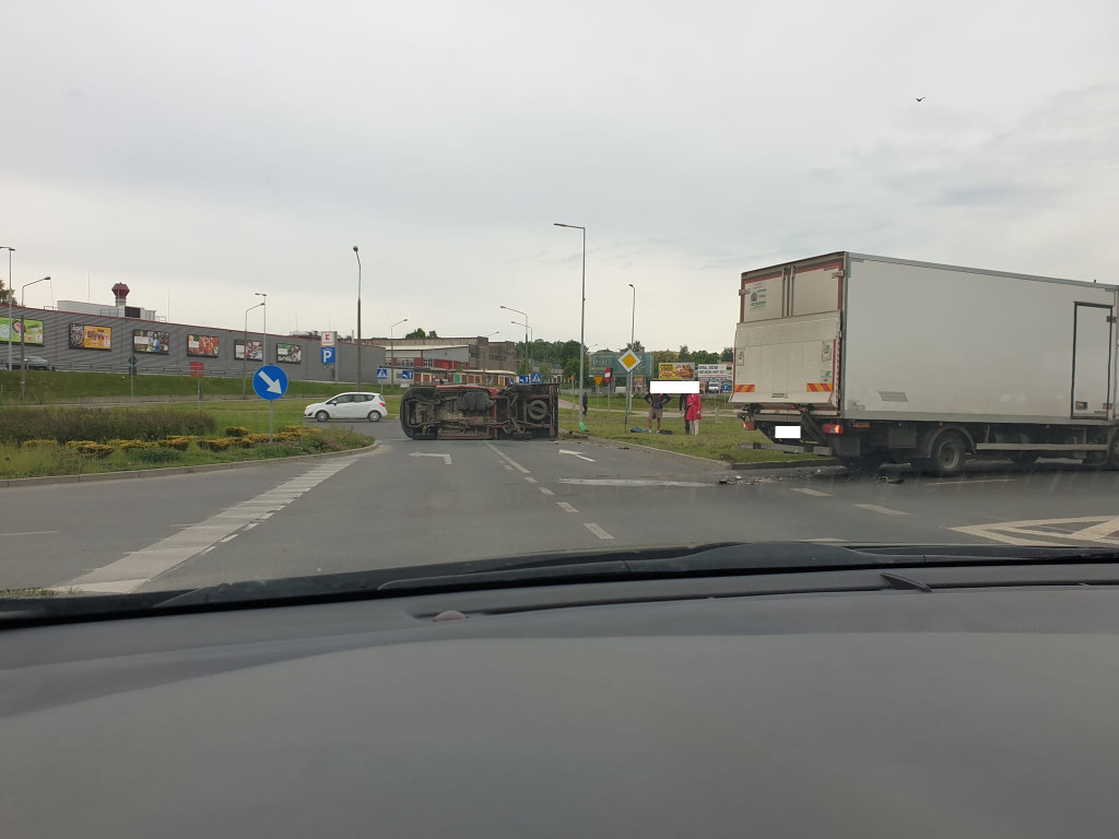 MAN i Volkswagen zderzyły się pod Kauflandem! [zdjęcia]