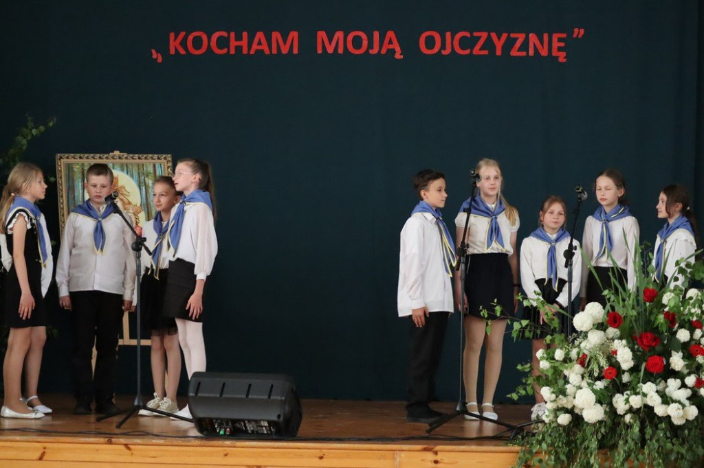 Patriotyczne pieśni i poezja znów wybrzmiały w Gowarczowie. Znamy zwycięzców konkursu [zdjęcia]