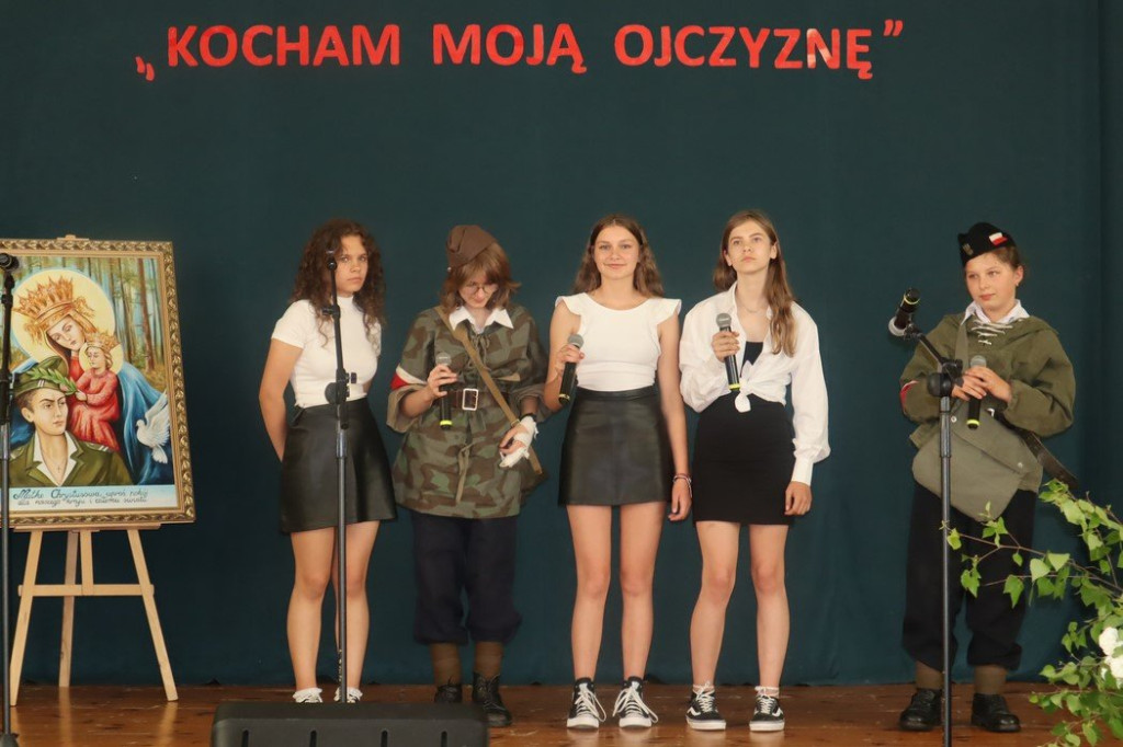 Patriotyczne pieśni i poezja znów wybrzmiały w Gowarczowie. Znamy zwycięzców konkursu [zdjęcia]