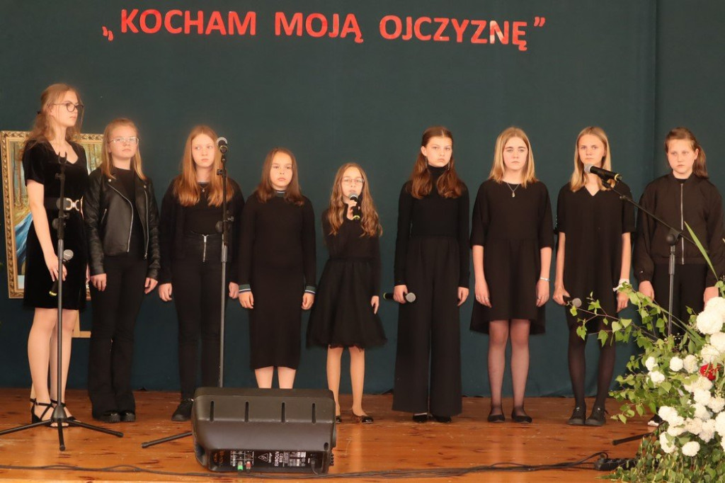 Patriotyczne pieśni i poezja znów wybrzmiały w Gowarczowie. Znamy zwycięzców konkursu [zdjęcia]