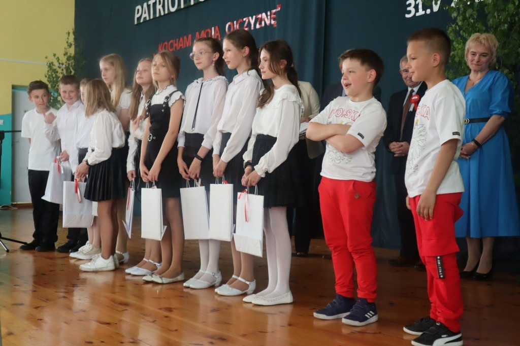Patriotyczne pieśni i poezja znów wybrzmiały w Gowarczowie. Znamy zwycięzców konkursu [zdjęcia]