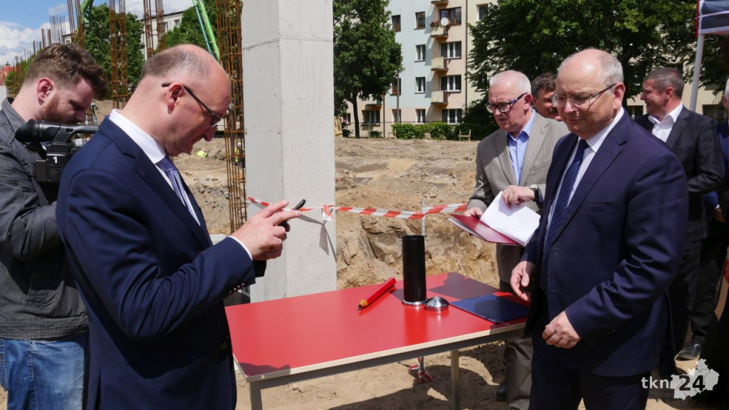 Wmurowali akt erekcyjny pod budowę hali przy SP nr 2 [wideo, zdjęcia]