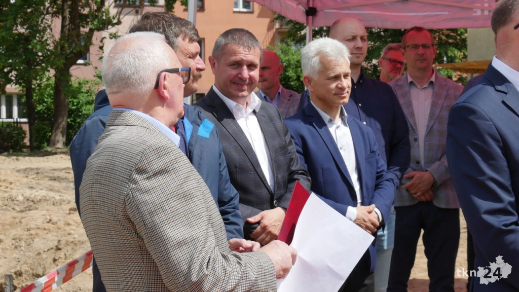 Wmurowali akt erekcyjny pod budowę hali przy SP nr 2 [wideo, zdjęcia]