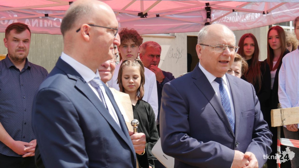 Wmurowali akt erekcyjny pod budowę hali przy SP nr 2 [wideo, zdjęcia]