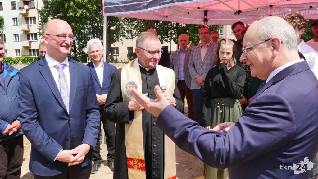 Wmurowali akt erekcyjny pod budowę hali przy SP nr 2 [wideo, zdjęcia]