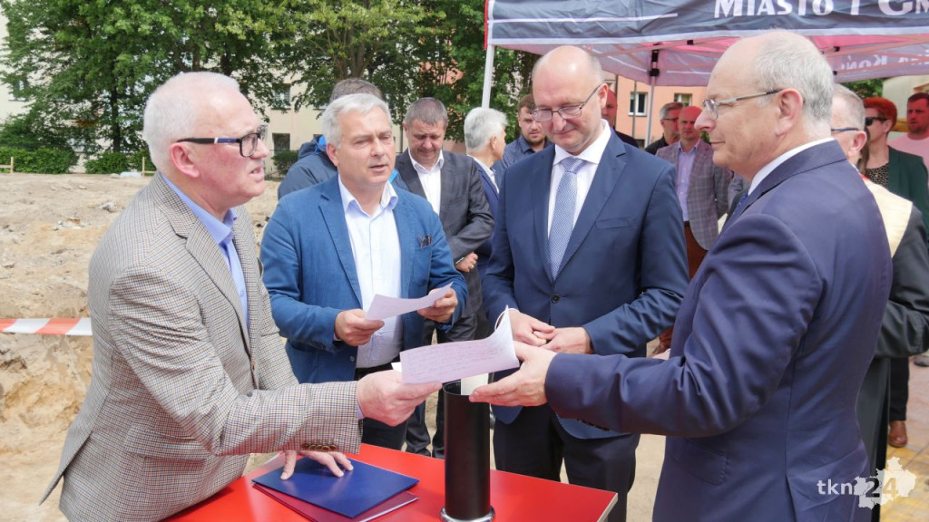 Wmurowali akt erekcyjny pod budowę hali przy SP nr 2 [wideo, zdjęcia]