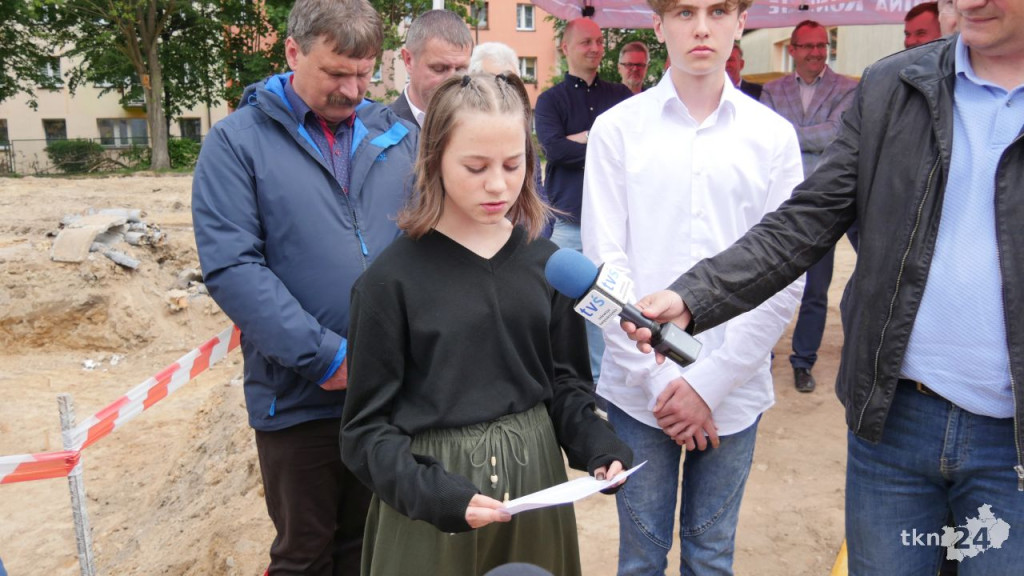 Wmurowali akt erekcyjny pod budowę hali przy SP nr 2 [wideo, zdjęcia]