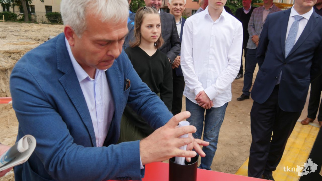Wmurowali akt erekcyjny pod budowę hali przy SP nr 2 [wideo, zdjęcia]