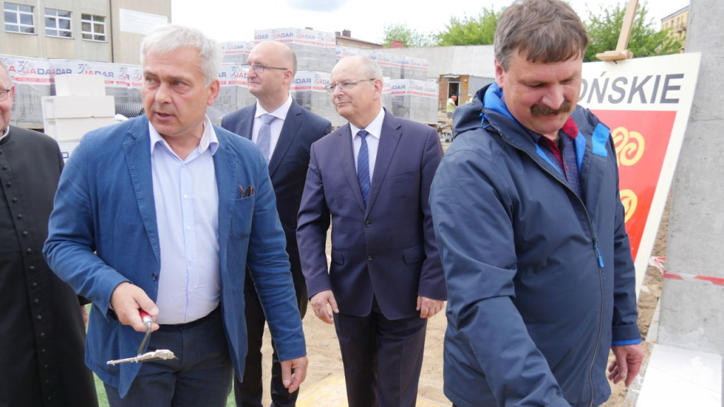 Wmurowali akt erekcyjny pod budowę hali przy SP nr 2 [wideo, zdjęcia]