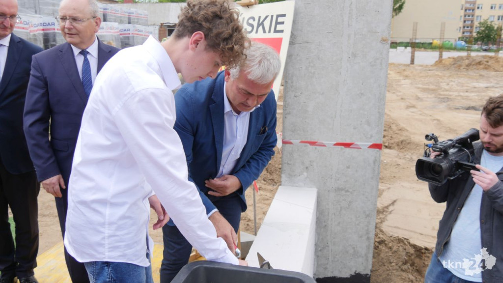 Wmurowali akt erekcyjny pod budowę hali przy SP nr 2 [wideo, zdjęcia]