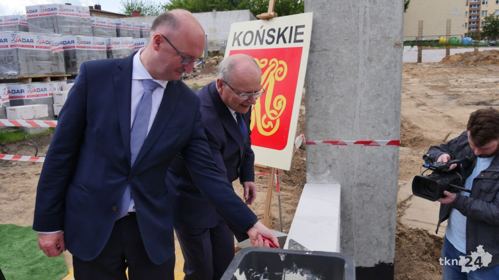 Wmurowali akt erekcyjny pod budowę hali przy SP nr 2 [wideo, zdjęcia]