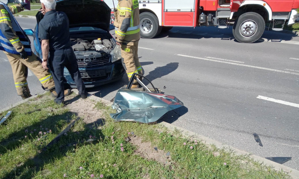 Niedzielny wypadek przy markecie Kaufland w Końskich [zdjęcia]