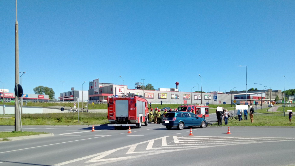Niedzielny wypadek przy markecie Kaufland w Końskich [zdjęcia]