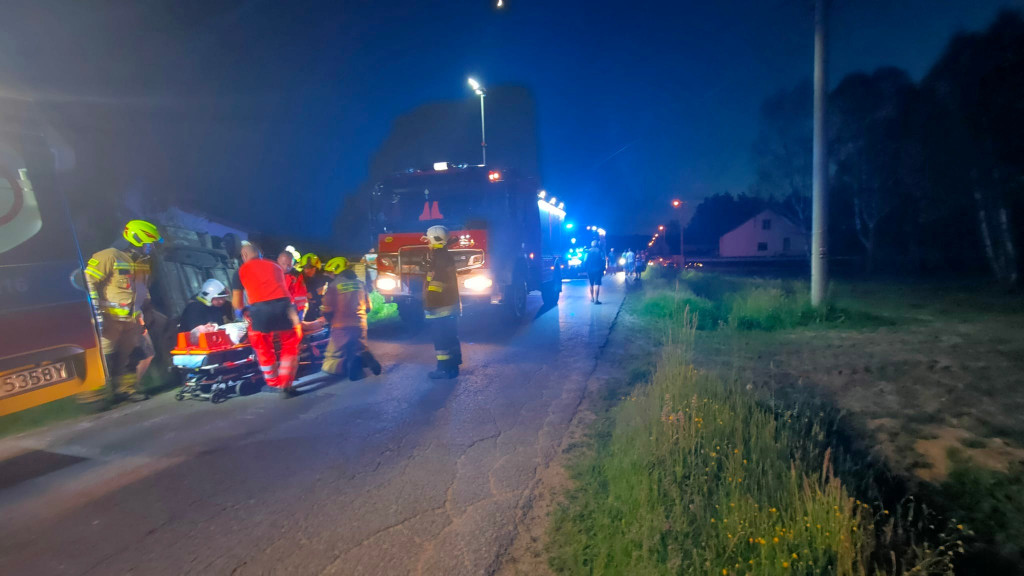 Kompletnie pijany dachował osobówką w Adamowie [zdjęcia]