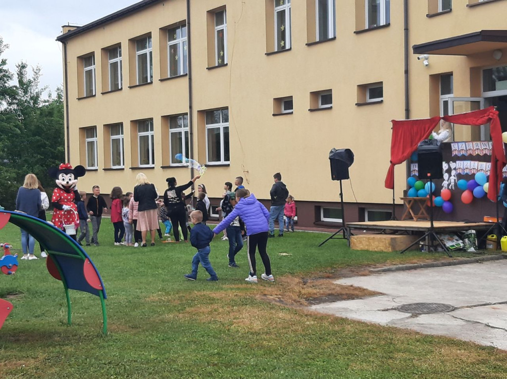 Wiele atrakcji na Dzień Dziecka w Szkole Podstawowej w Kłucku [zdjęcia]