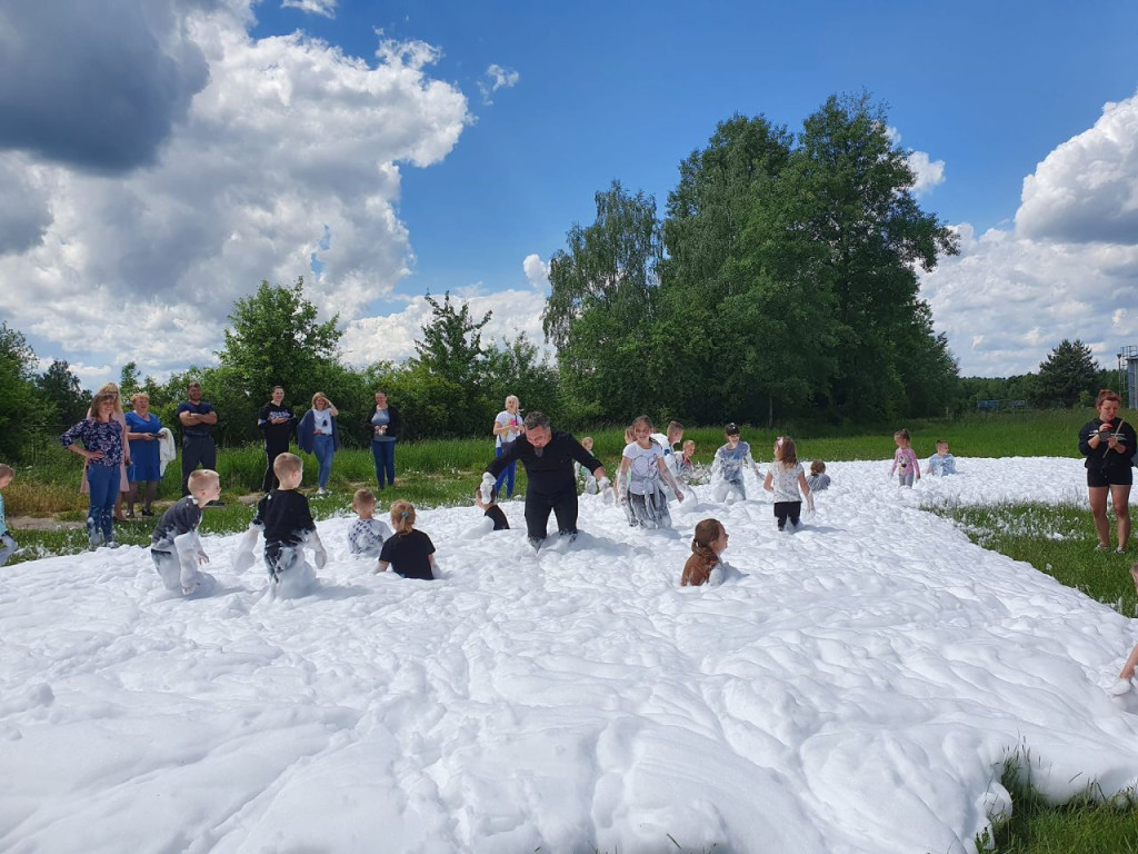 Wiele atrakcji na Dzień Dziecka w Szkole Podstawowej w Kłucku [zdjęcia]