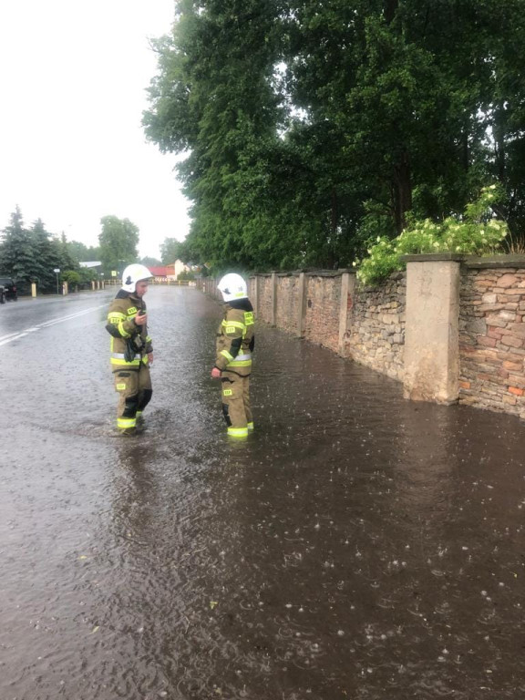 Strażacy usuwali skutki intensywnej ulewy [zdjęcia]