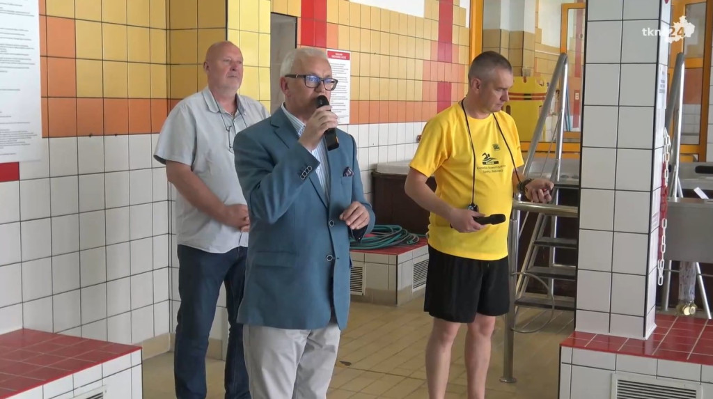 Pływacki półmaraton w Końskich. Walka z czasem na 21 kilometrów i 100 metrów [wideo, zdjęcia]