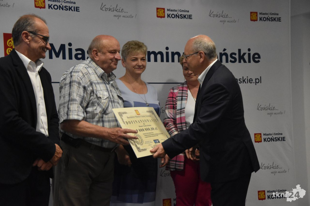 Wielki projekt rewitalizacji wsi koneckiej. Sołectwa otrzymały promesy! [wideo, zdjęcia]