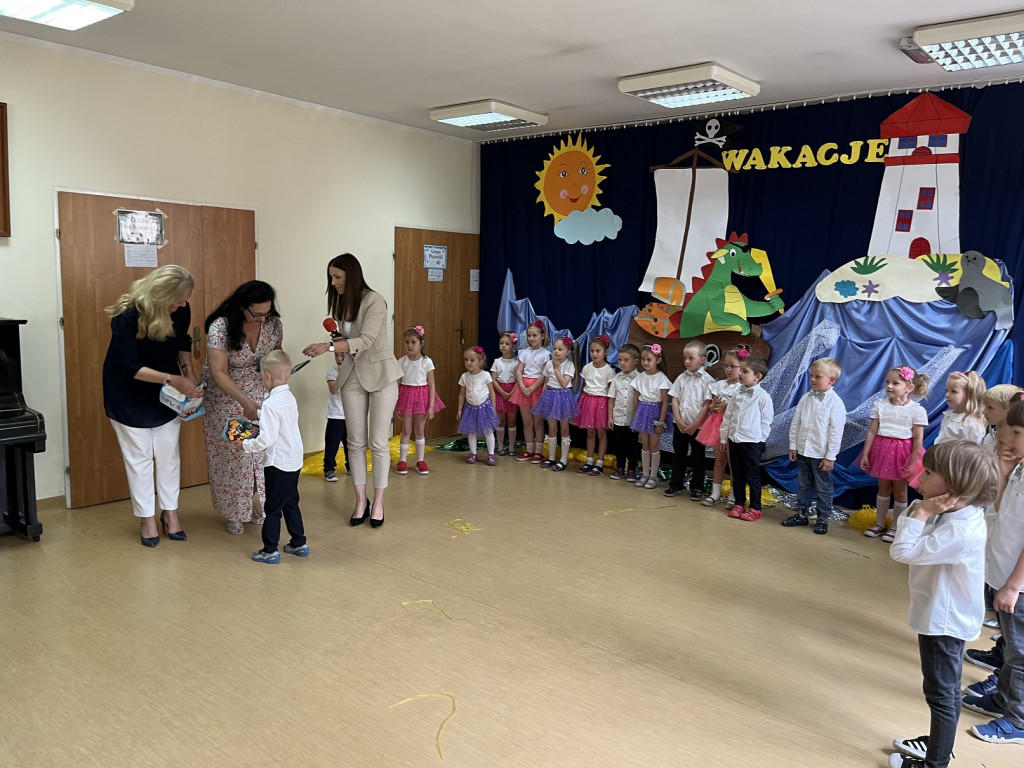 Przedszkolaki z dwójki na Dzień Taty i zakończenie roku szkolnego [fotorelacja]