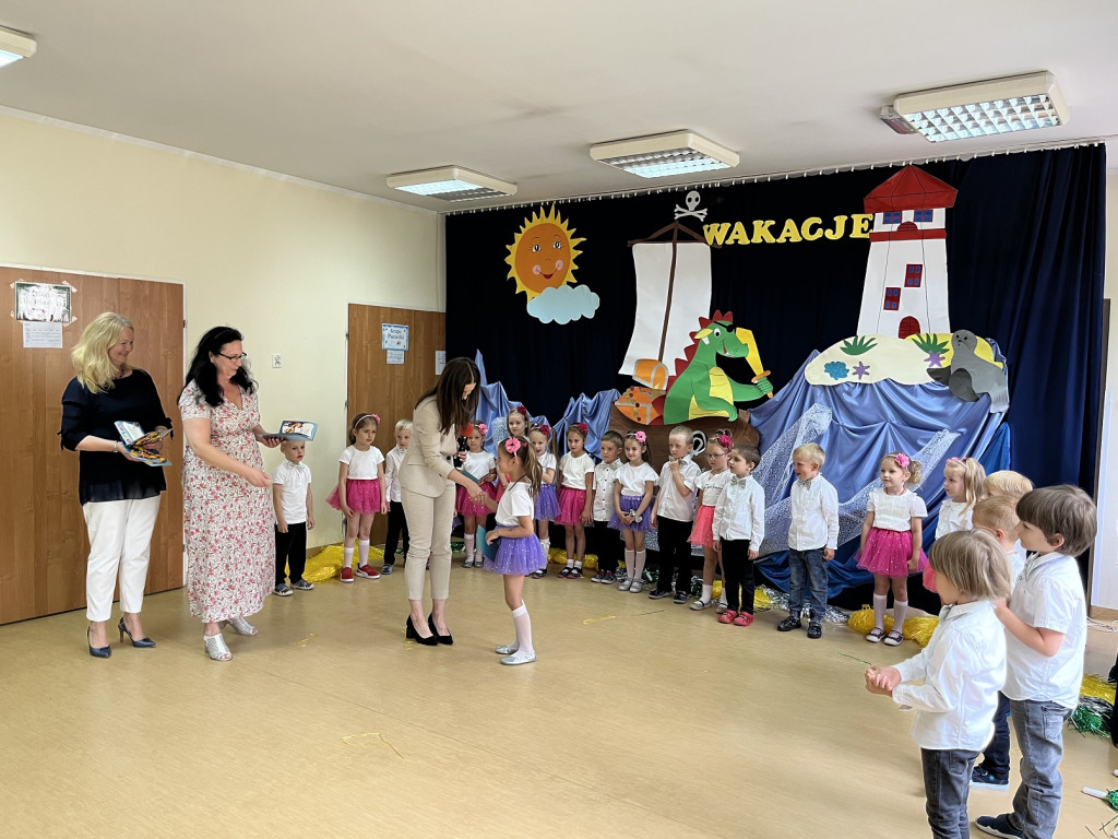 Przedszkolaki z dwójki na Dzień Taty i zakończenie roku szkolnego [fotorelacja]