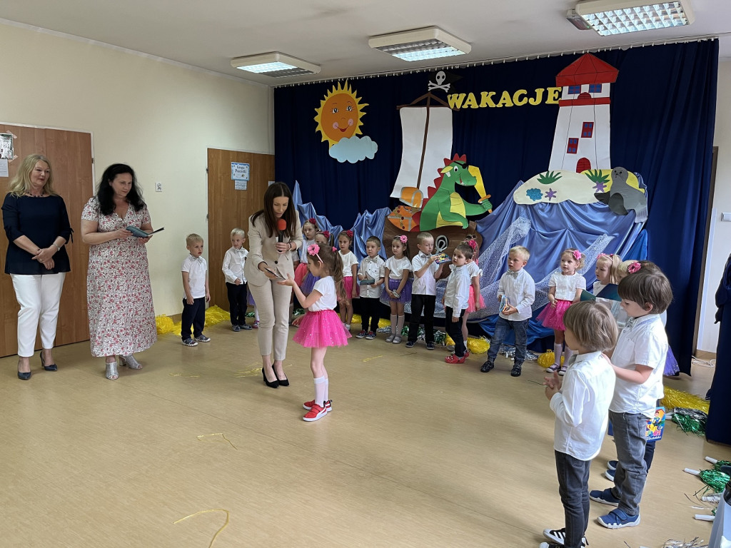 Przedszkolaki z dwójki na Dzień Taty i zakończenie roku szkolnego [fotorelacja]