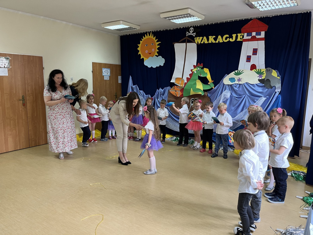 Przedszkolaki z dwójki na Dzień Taty i zakończenie roku szkolnego [fotorelacja]