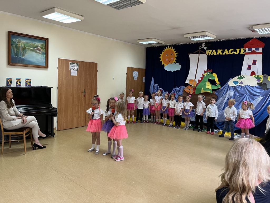 Przedszkolaki z dwójki na Dzień Taty i zakończenie roku szkolnego [fotorelacja]