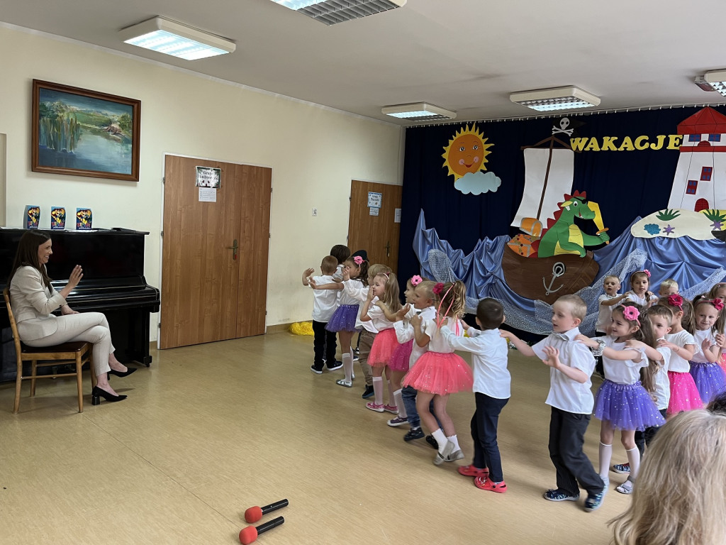 Przedszkolaki z dwójki na Dzień Taty i zakończenie roku szkolnego [fotorelacja]
