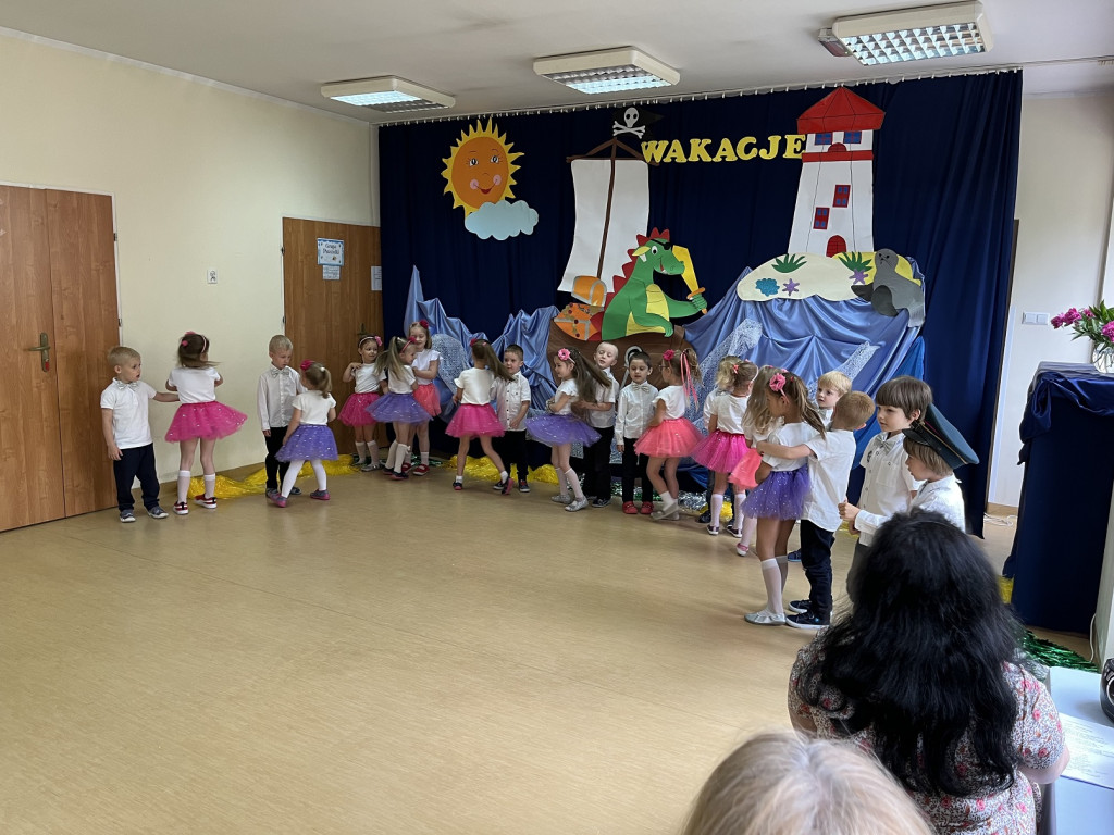 Przedszkolaki z dwójki na Dzień Taty i zakończenie roku szkolnego [fotorelacja]