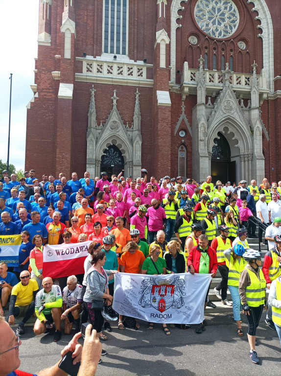 Rowerowa pielgrzymka z Modliszewic dotarła do Jasnej Góry [zdjęcia]