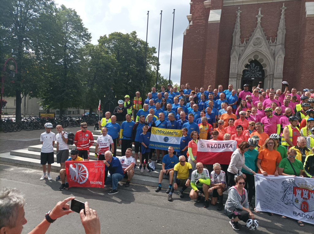 Rowerowa pielgrzymka z Modliszewic dotarła do Jasnej Góry [zdjęcia]