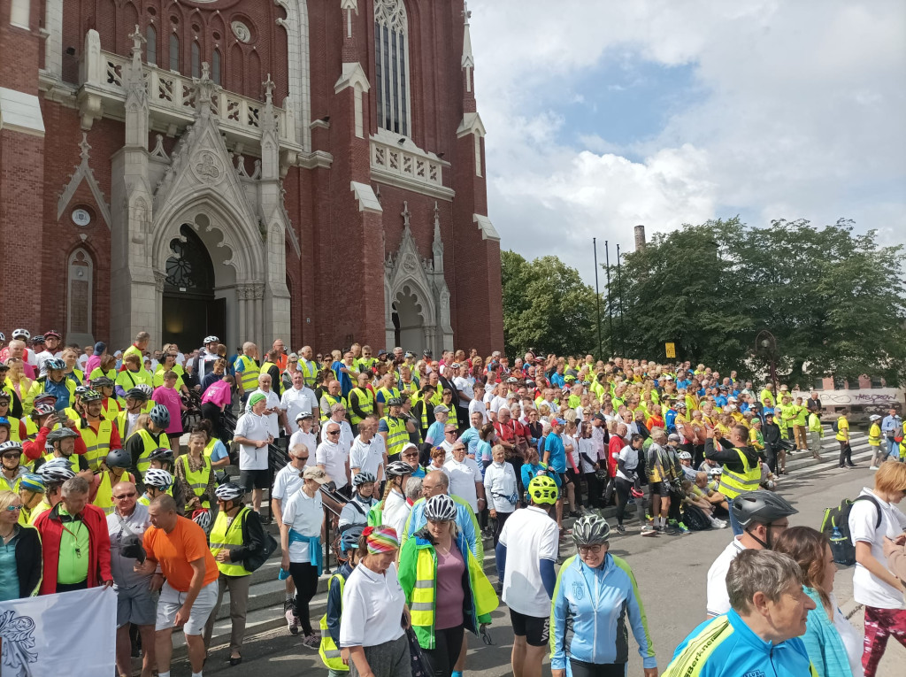 Rowerowa pielgrzymka z Modliszewic dotarła do Jasnej Góry [zdjęcia]