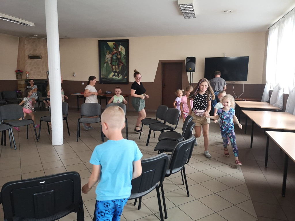 Dzieci malowały na drewnie w Rudzie Białaczowskiej. Warsztaty wakacyjne [zdjęcia]