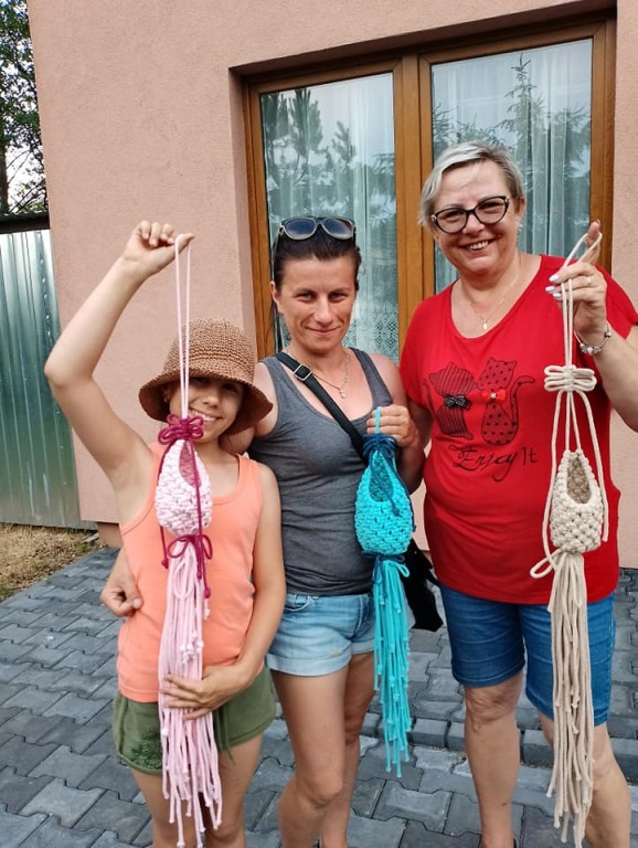 Makramowe `ploteczki` w gminie Stąporków [zdjęcia]