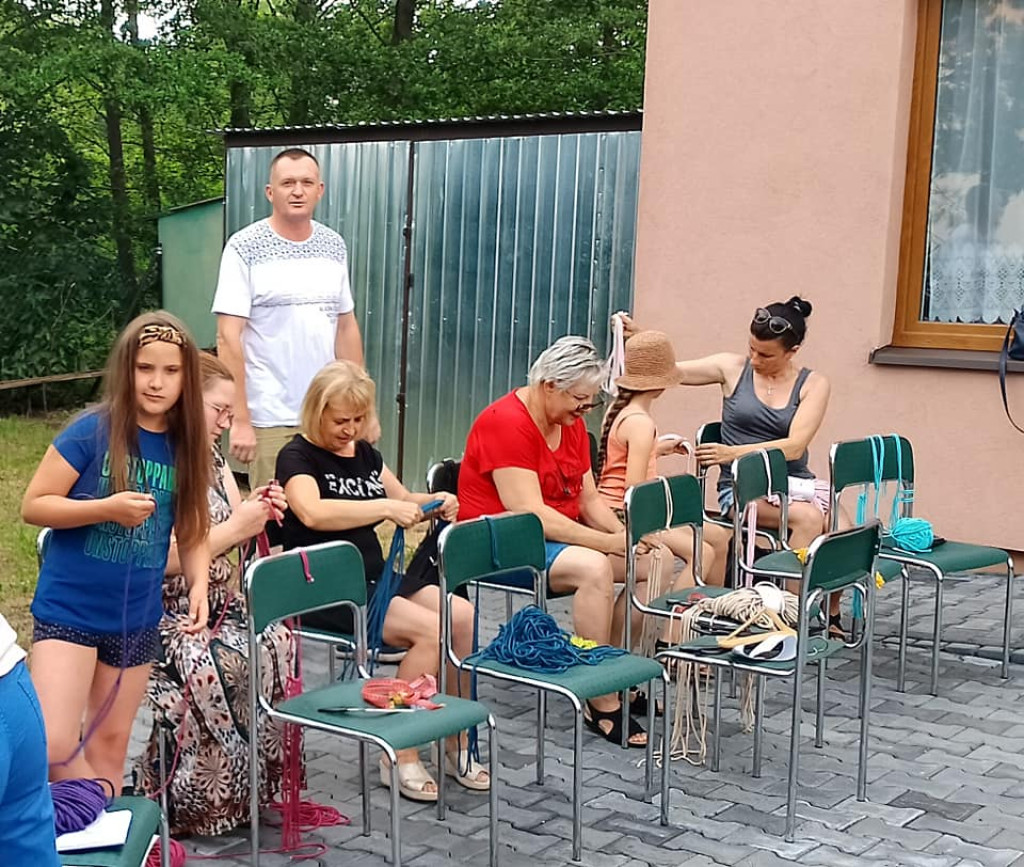 Makramowe `ploteczki` w gminie Stąporków [zdjęcia]