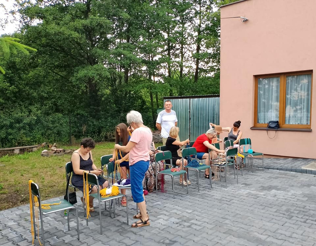 Makramowe `ploteczki` w gminie Stąporków [zdjęcia]